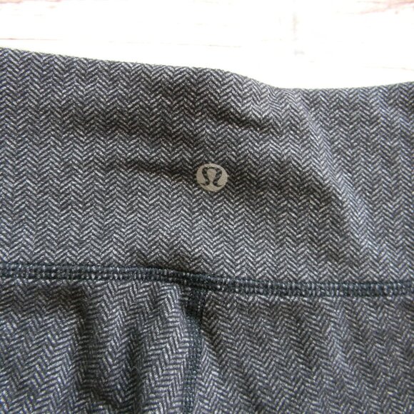 LULULEMON WUNDER UNDER GRAY/BLACK HERRINGBONE CAPRI 22"INSEAM LEGGINGS SZ 6 - Picture 4 of 4